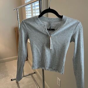 NWT SKIMS Heather Gray Ribbed Cropped Henley Shirt